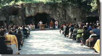 Gottesdienst bei der Lourdes-Grotte